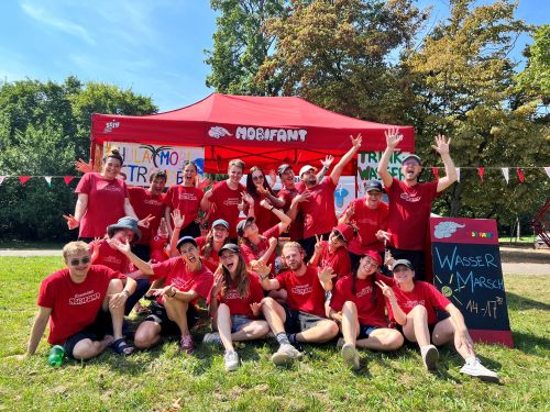 Mit viel Spaß betreut das Mobifant-Team die Kinder auf den öffentlichen Plätzen.