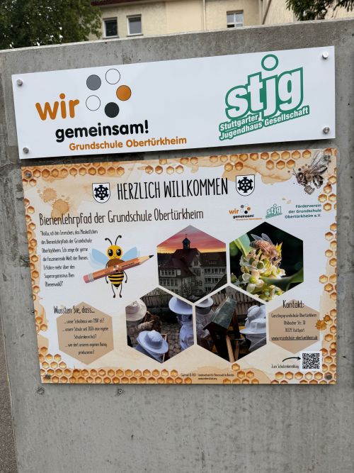Ansicht der ersten Tafel des Bienenlehrpfads