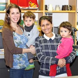 Zwei Mütter halten ihre Kinder